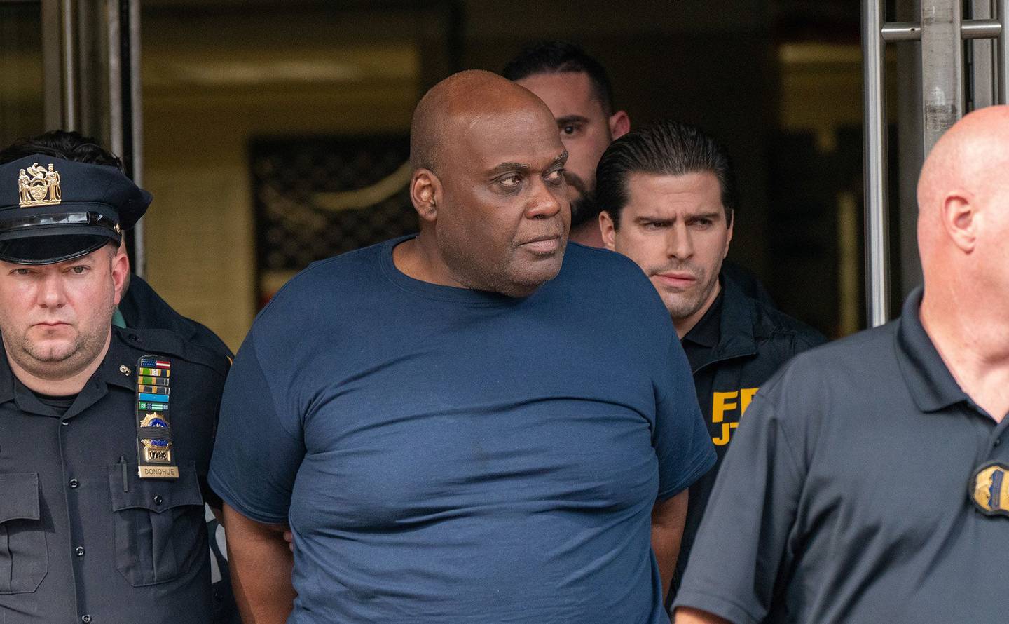 Frank James es escoltado por la policía a la salida de la comisaría 9ª tras ser detenido en Nueva York el 13 de abril de 2022. Fotógrafo: David Dee Delgado/Getty Images