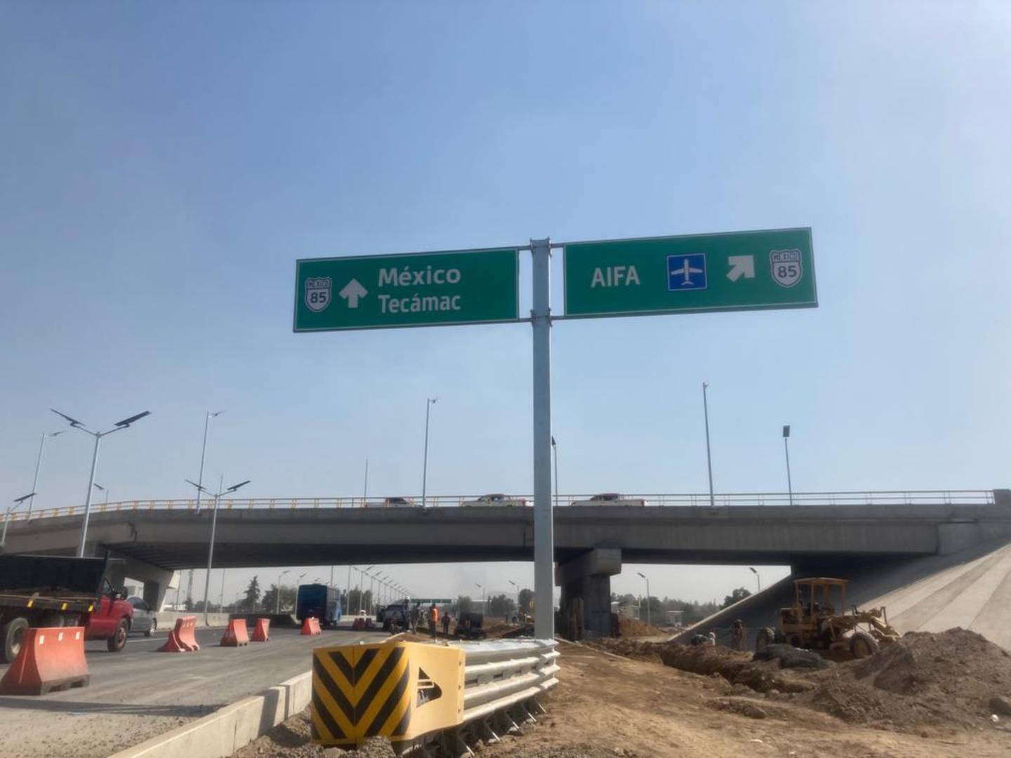 Obras en un acceso al AIFA ubicado en la Carretera Federal México-Pachuca que se encuentra en modernización para facilitar el ingreso al aeropuerto. (Foto: Zenyazen Flores)