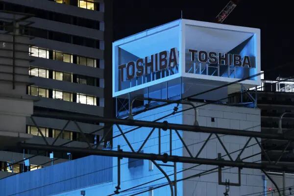 El fondo de capital riesgo Japan Industrial Partners ha hecho una oferta por el 78,65% de las acciones en circulación y ahora tiene la vía abierta para presionar al resto de accionistas y hacerse con el control total de Toshiba