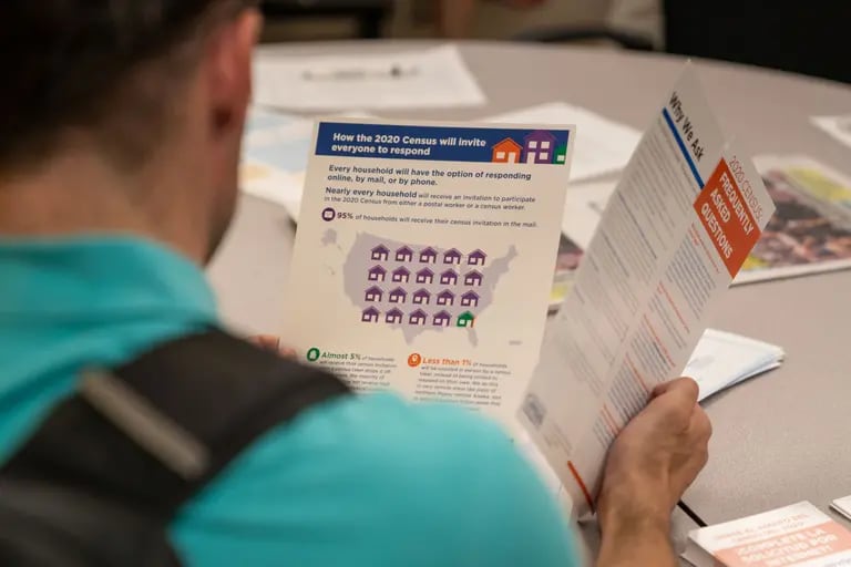 Una persona que busca trabajo sostiene un paquete de información durante un taller en Roosevelt Island, en Nueva York, Estados Unidos.dfd