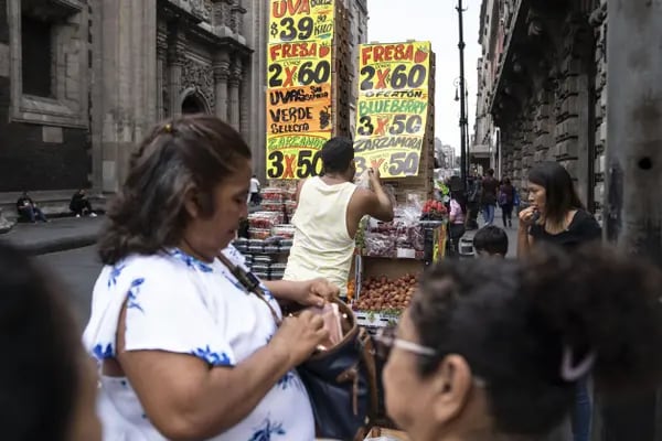 Un vendedor ambulante vende fruta en Ciudad de México, México, el martes 9 de mayo de 2023. Fotógrafo: Toya Sarno Jordan/Bloomberg