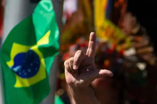 Un asistente hace un gesto de apoyo a Luiz Inacio Lula da Silva, presidente de Brasil, durante el desfile militar del Día de la Independencia en Brasilia, Brasil, el jueves 7 de septiembre de 2023. Andressa Anholete/Bloomberg