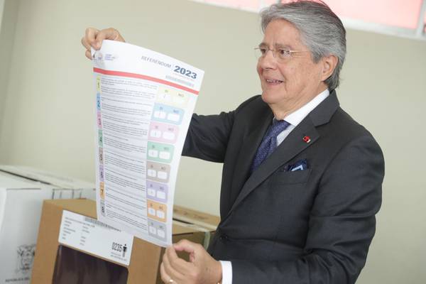 La sorpresiva derrota de Lasso en la consulta popular hunde la deuda de Ecuadordfd