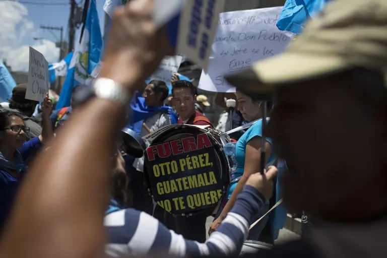Los manifestantes reunidos durante un mitin exigiendo la renuncia del presidente de Guatemala, Otto Pérez, que no aparece en la foto. Fotógrafo: Saúl Martínez/Bloombergdfd