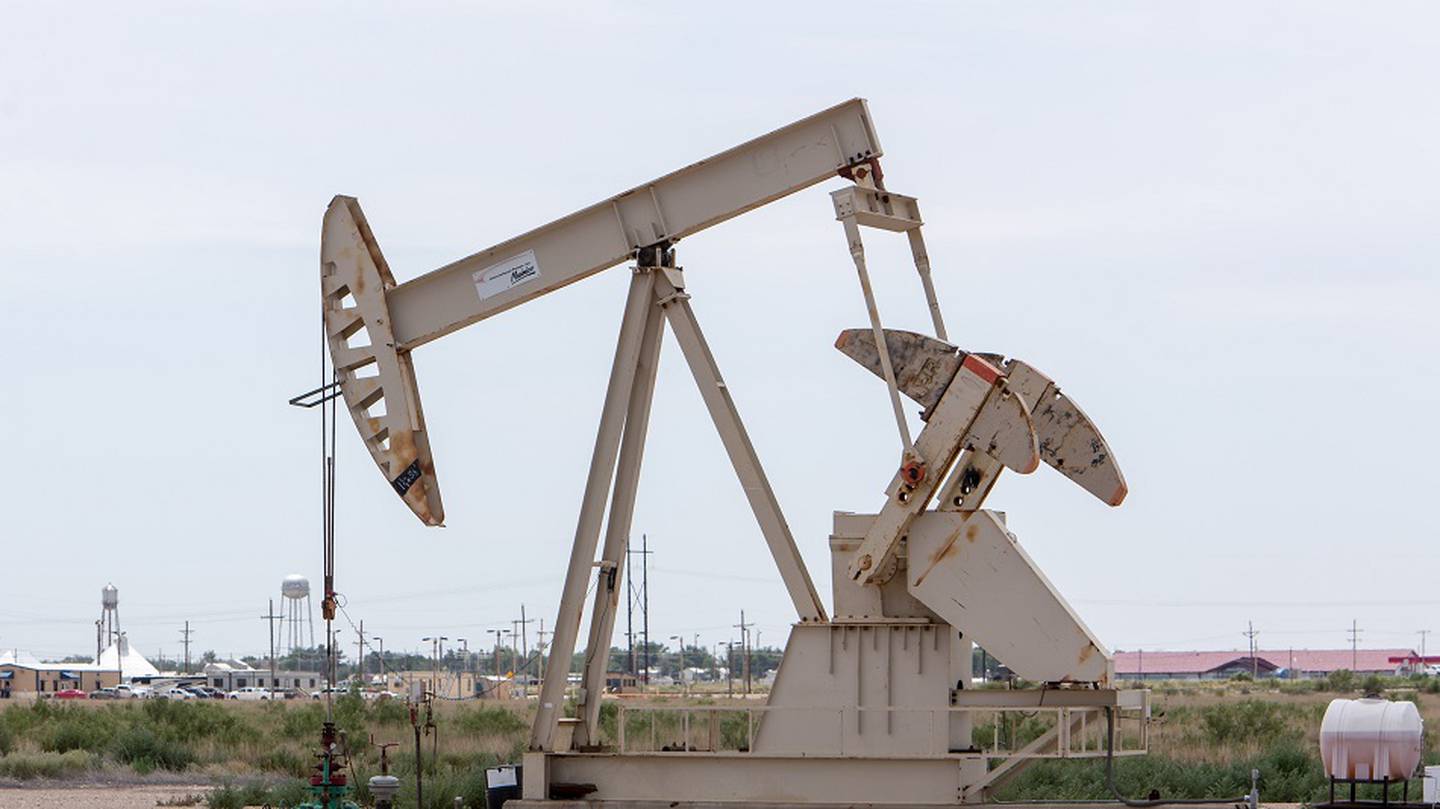 O petróleo West Texas Intermediate para entrega em abril subia 3%, para US$ 123,03 o barril às 6h47 em Londres