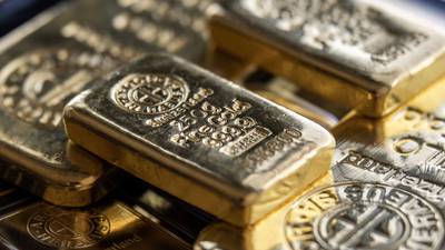 Oro cae; operadores sopesan tasas de interés y dólar antes de datos de inflacióndfd