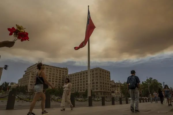 Una bandera de Chile ondea en la ciudad de Santiago, en Chile, el 16 de diciembre de 2022. Foto: Tamara Merino/Bloomberg