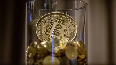 Un token de bitcoin dispuesto en un intercambio de criptodivisas CoinUnited en Hong Kong, China