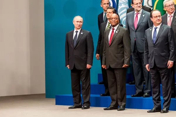 Vladimir Putin, à esquerda, e outros líderes posam para a foto anual do G-20 em Brisbane, Austrália, em 2014
