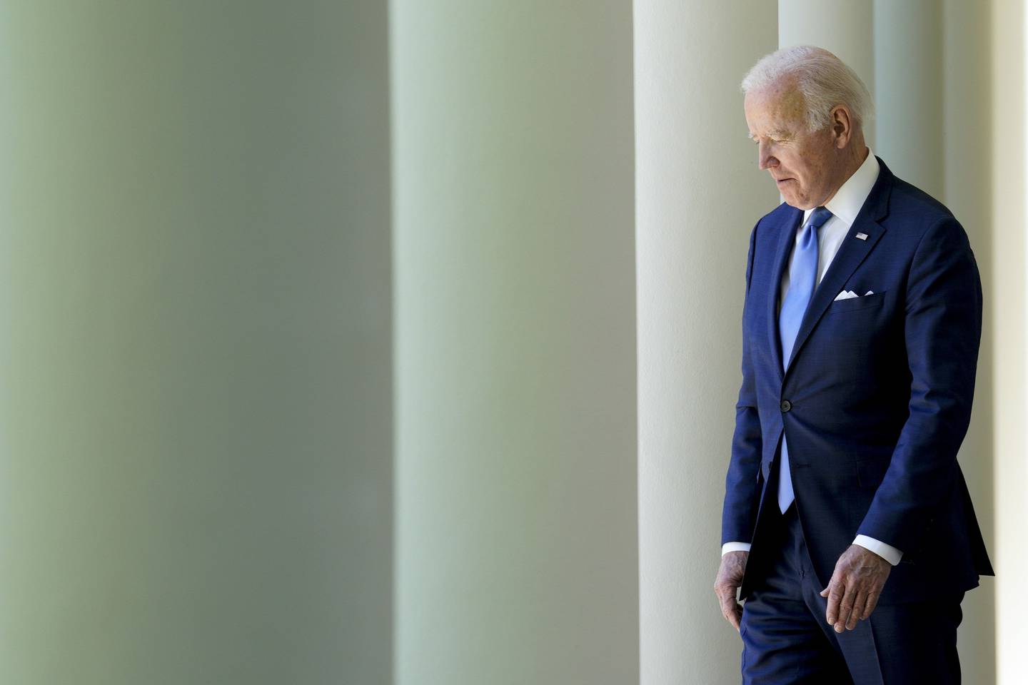 El presidente de Estados Unidos, Joe Biden, llega para hablar en el Jardín de las Rosas de la Casa Blanca en Washington, D.C., Estados Unidos, el lunes 9 de mayo de 2022.