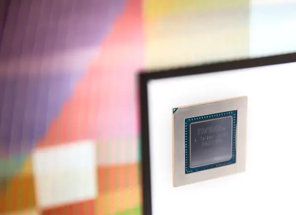 Intel presenta un nuevo chip acelerador de IA en su intento por alcanzar a Nvidia