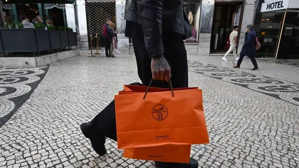 Hermès desafia desaceleração do luxo e pares como LVMH e Keringdfd
