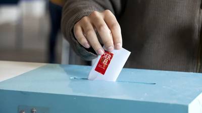 Chile acude a las urnas para elegir si aprueba o rechaza una nueva Constitucióndfd