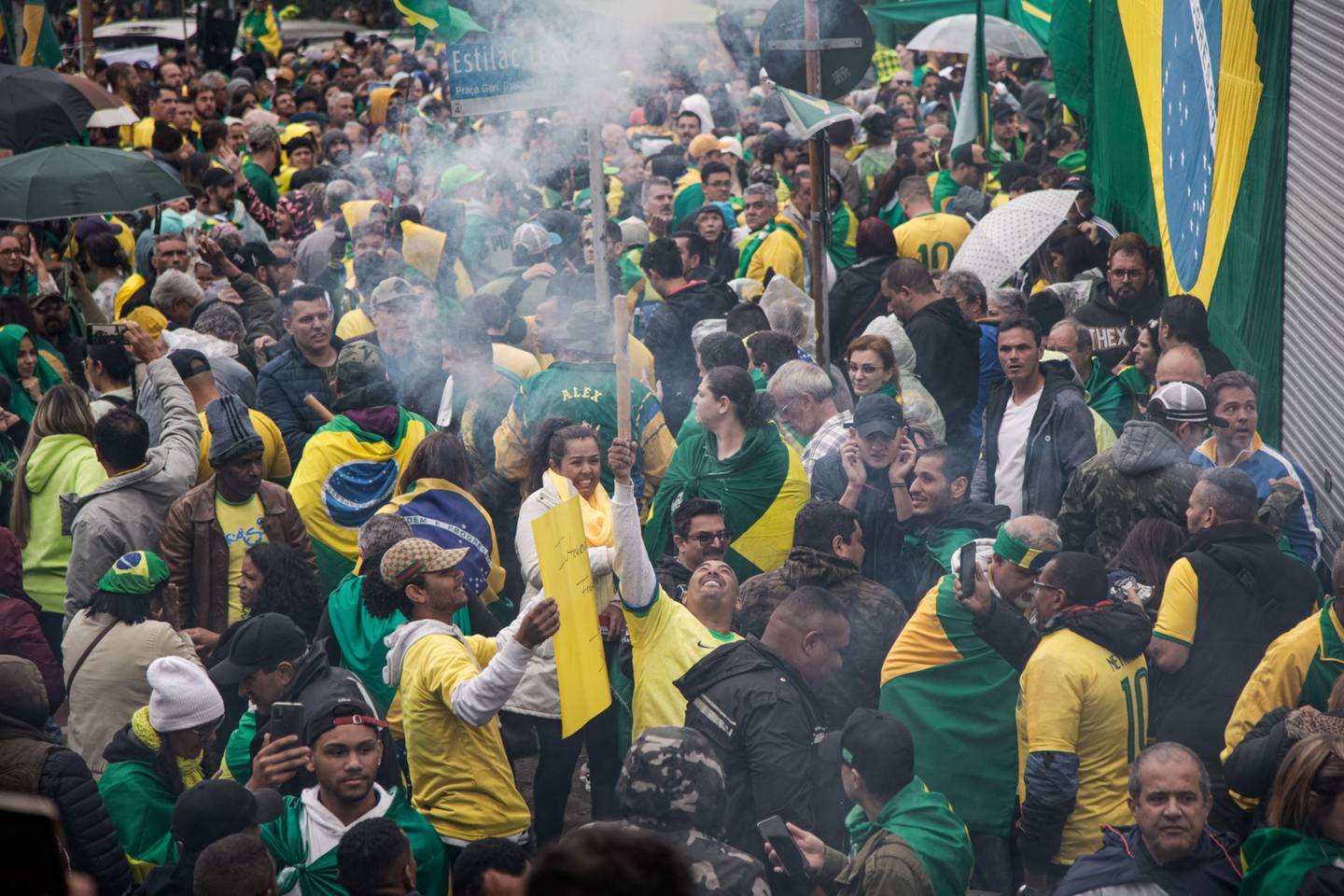 Manifestantes durante una protesta en la sede del Comando de la Policía Militar en Sao Paulo, Brasil, el miércoles 2 de noviembre de 2022. Los camioneros que protestan en Brasil levantaron el miércoles algunos bloqueos de carreteras después de que el presidente Jair Bolsonaro rompiera un silencio de dos días tras su derrota electoral al pedir el cese de las manifestaciones.