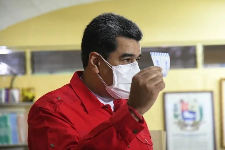 Nicolás Maduro, presidente de Venezuela, vota en una mesa electoral durante las elecciones regionales en Caracas, Venezuela, el domingo 21 de noviembre de 2021.dfd