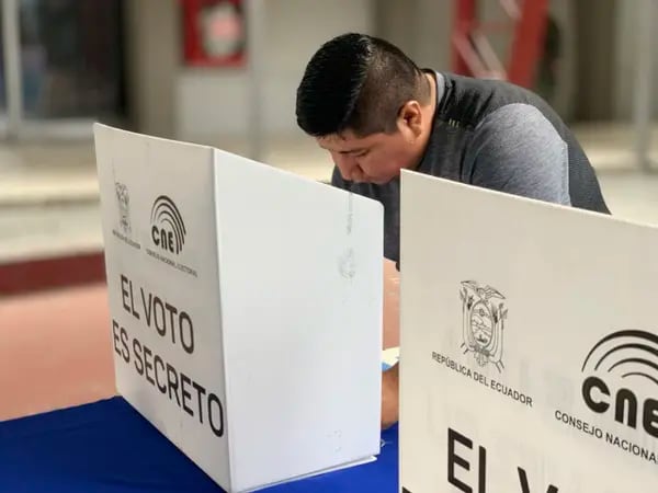 Cómo es el proceso en Ecuador luego de que un candidato muere