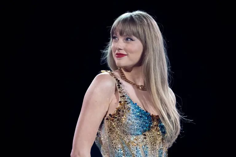 La cantautora estadounidense Taylor Swift se presenta en el escenario en la primera noche de su "Eras Tour" en el estadio AT&T en Arlington, Texas, el 31 de marzo de 2023. Fotógrafo: Suzanne Cordeiro/AFP/Getty Imagesdfd