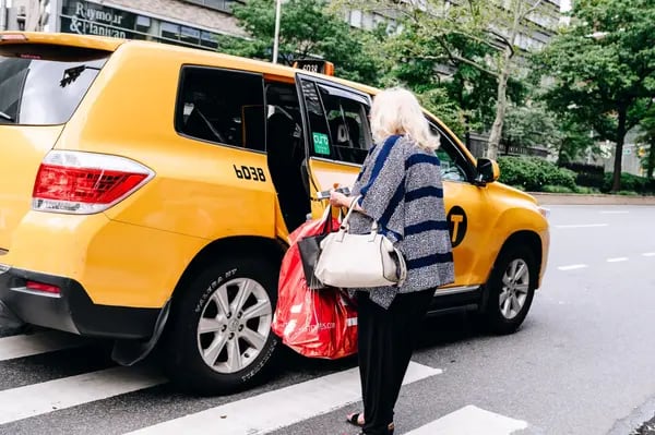 Una usuaria sube a un taxi a la salida de unos grandes almacenes Century 21 en Nueva York.