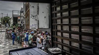 Fila de pessoas por alimentos: desnutrição na América Latina cresceu na pandemia