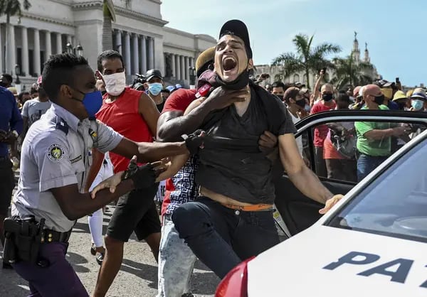 Un hombre es detenido durante una manifestación contra el gobierno del presidente cubano Miguel Díaz-Canel en La Habana, el 11 de julio de 2021.