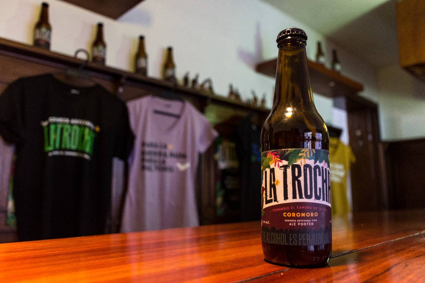 Trocha, la historia cervecera detrás de la postal de Juan Manuel Santos y Timochenko.