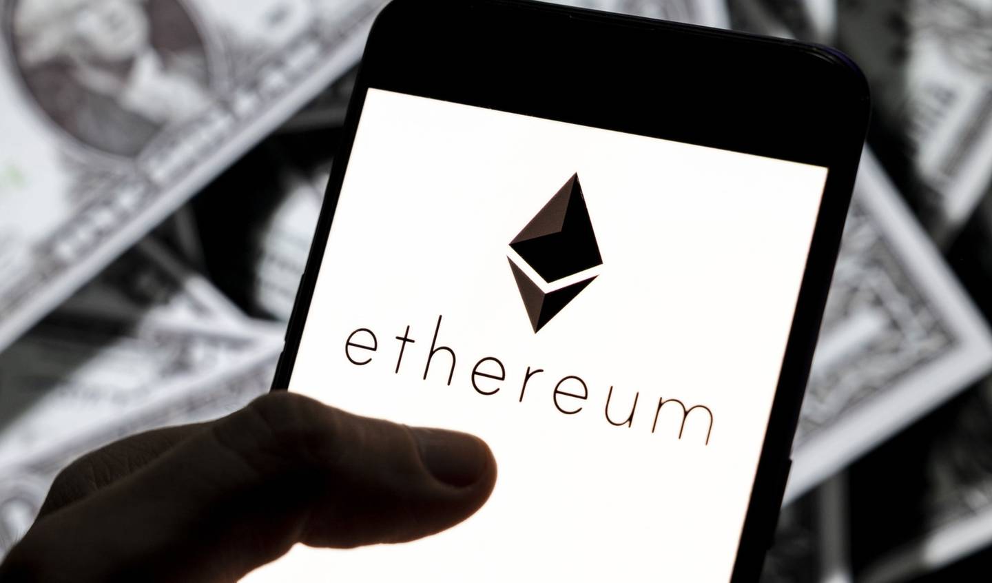Ethereum fue creada en julio de 2015 como una blockchain abierta que permite que cualquier persona despliegue aplicaciones para interactuar con los usuarios, lo que la ha vuelto una de las más populares en la industria.dfd