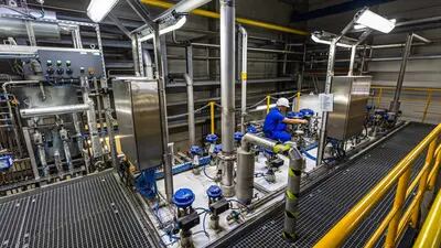 Un empleado ajusta una válvula en la caja fría para la producción de hidrógeno líquido (LH2) en una planta de hidrógeno de Linde AG en Leuna, Alemania, el martes 14 de julio de 2020.