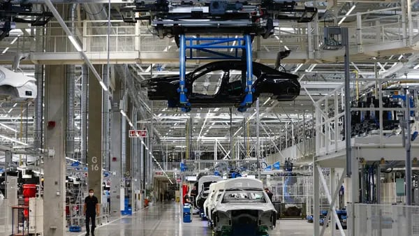 Mercedes y Rivian se unen para desarrollar camionetas eléctricas y ahorrar costosdfd