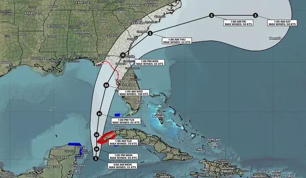 El último pronóstico del NHC proyecta que la tormenta tropical Idalia se fortalecerá hasta alcanzar la categoría 2 antes de golpear la costa oeste de Florida.