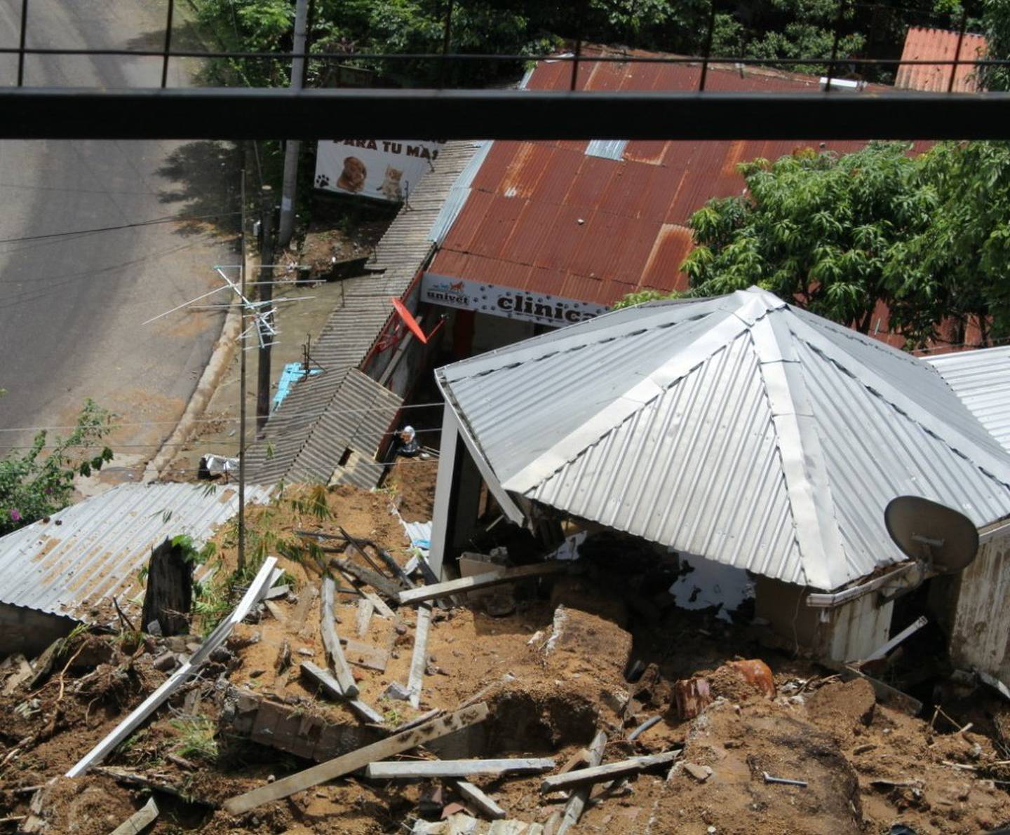 El invierno incrementa los riesgos de inundaciones y desplazamientos de tierra. En la foto, daños provocados por las tormentas Amanda y Cristóbal en El Salvador, en 2020. Foto: ProcivilSV