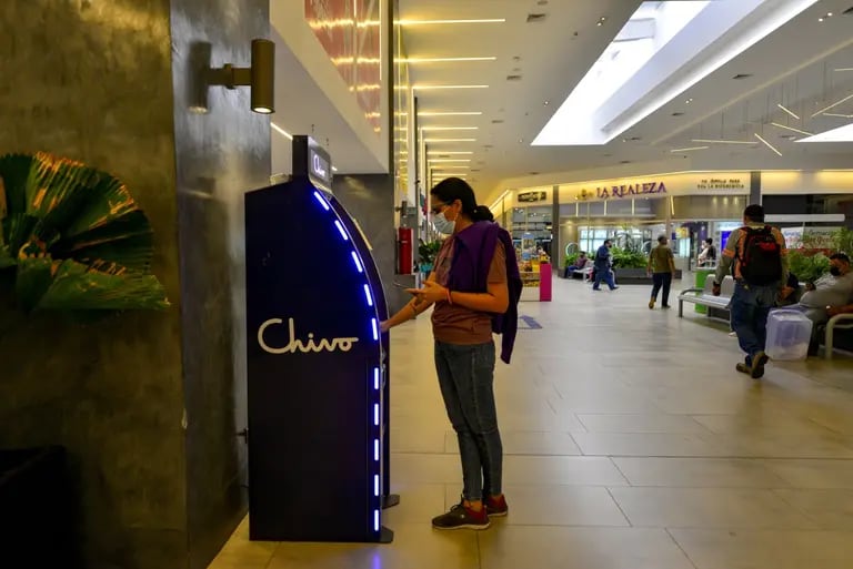 Una clienta utiliza un cajero automático de bitcoin (Chivo) en el centro comercial Cascadas de San Salvador (El Salvador).dfd