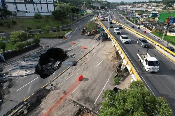 El bloqueo de la ruta en el Kilómetro 15 de la ruta hacia al Pacífico y en jurisdicción de Villa Nueva aumentó su tamaño en 10 días desde que se originó el fenómeno y la carretera permanece cerrada.