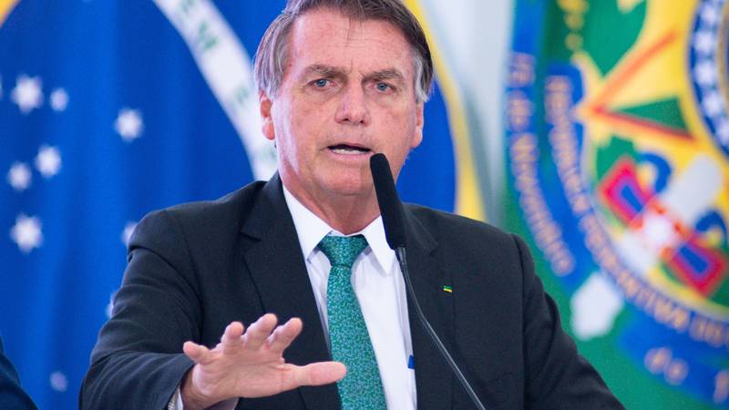 Médico de Bolsonaro descarta cirugía por ahora, dice Folha