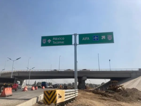 Roadworks are underway on the Mexico City-Pachuca highway to facilitate access to Mexico City's new international airport (AIFA). (Photo: Zenyazen Flores)