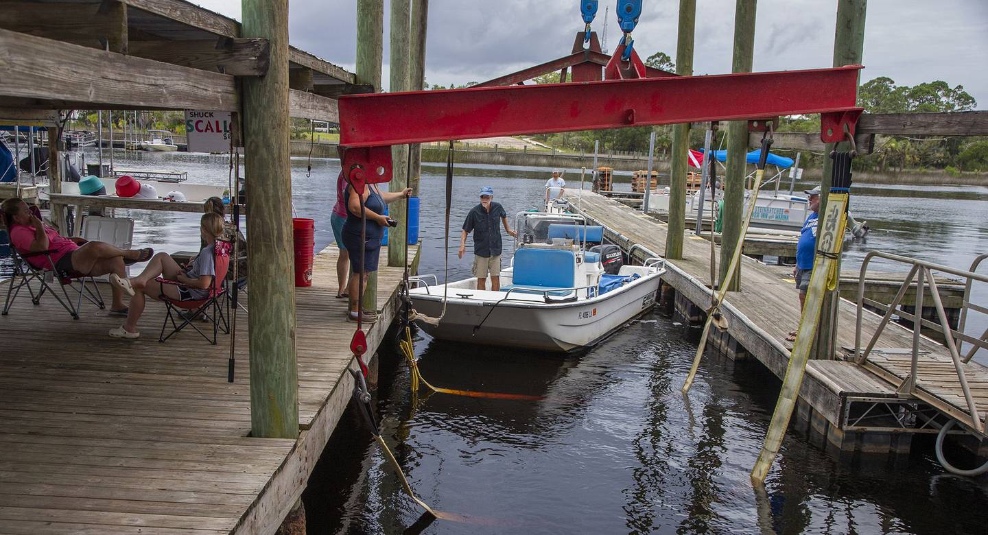 Los pescadores hacen fila para tirar de su bote en el río Steinhatchee mientras la lluvia amenaza antes de la llegada de la tormenta tropical Elsa a Florida.