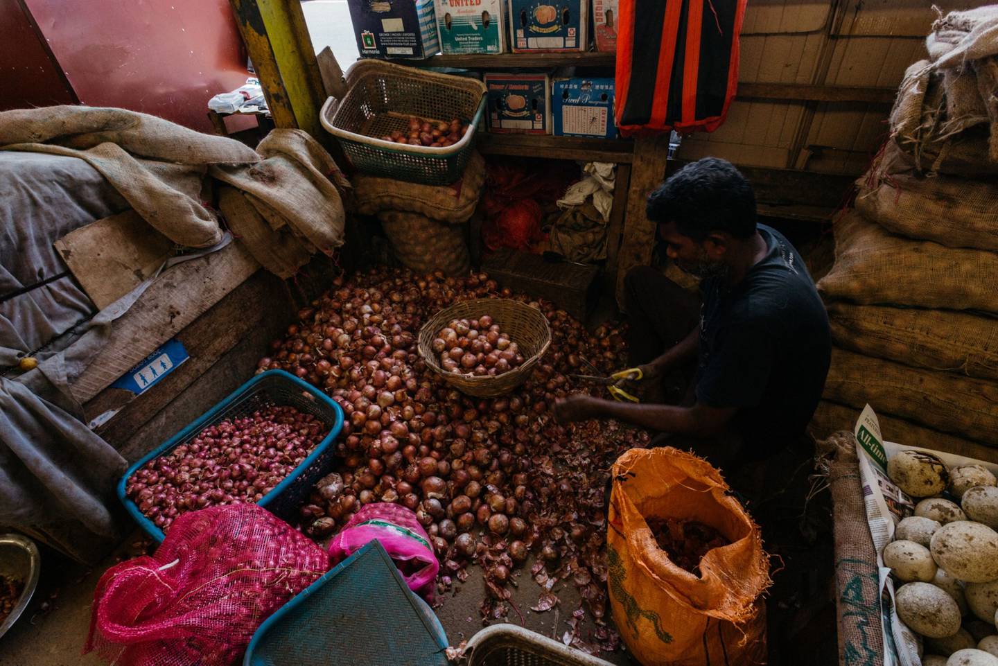 Un vendedor de verduras en un mercado de Colombo, Sri Lanka, el lunes 12 de septiembre de 2022.