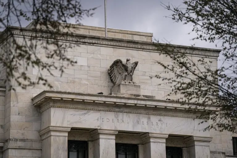 Funcionários do Fed passaram grande parte deste início de ano contrariando as expectativas do mercado de um corte de taxa em marçodfd