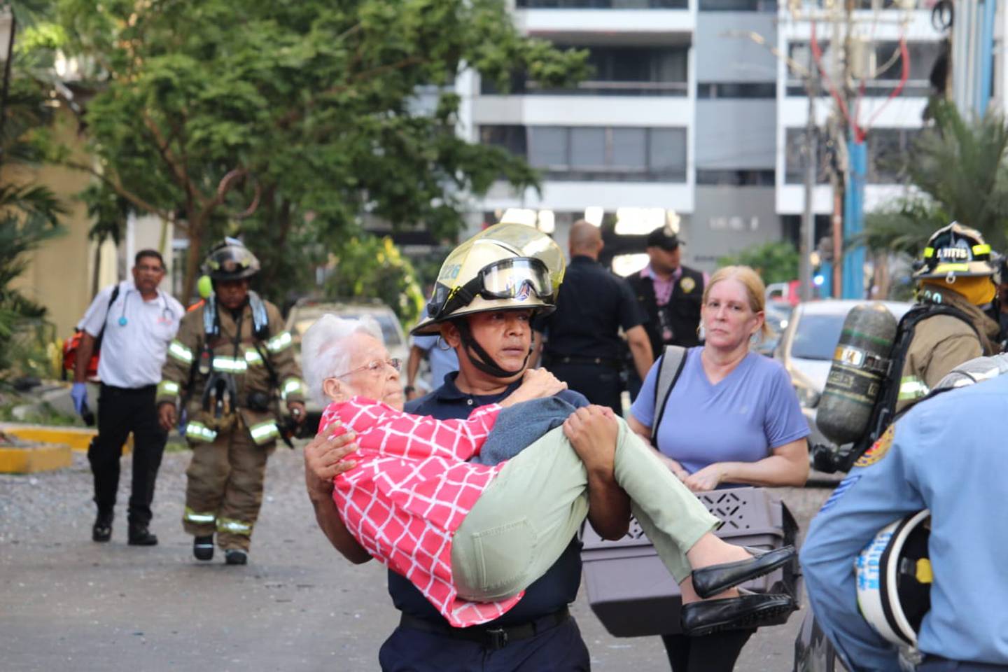 Bomberos de Panamá evacuaron a unas 500 personas por la explosión en Obarrio