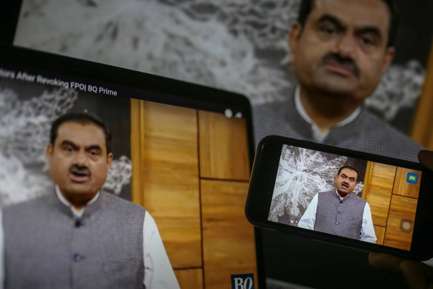 Gautam Adani en los monitores durante un discurso por video en Mumbai el 2 de febrero.