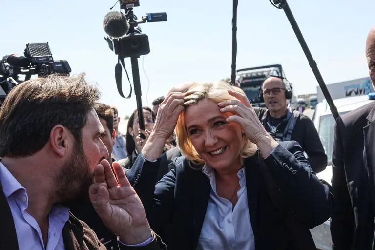Marine Le Pen em campanha no norte da Françadfd