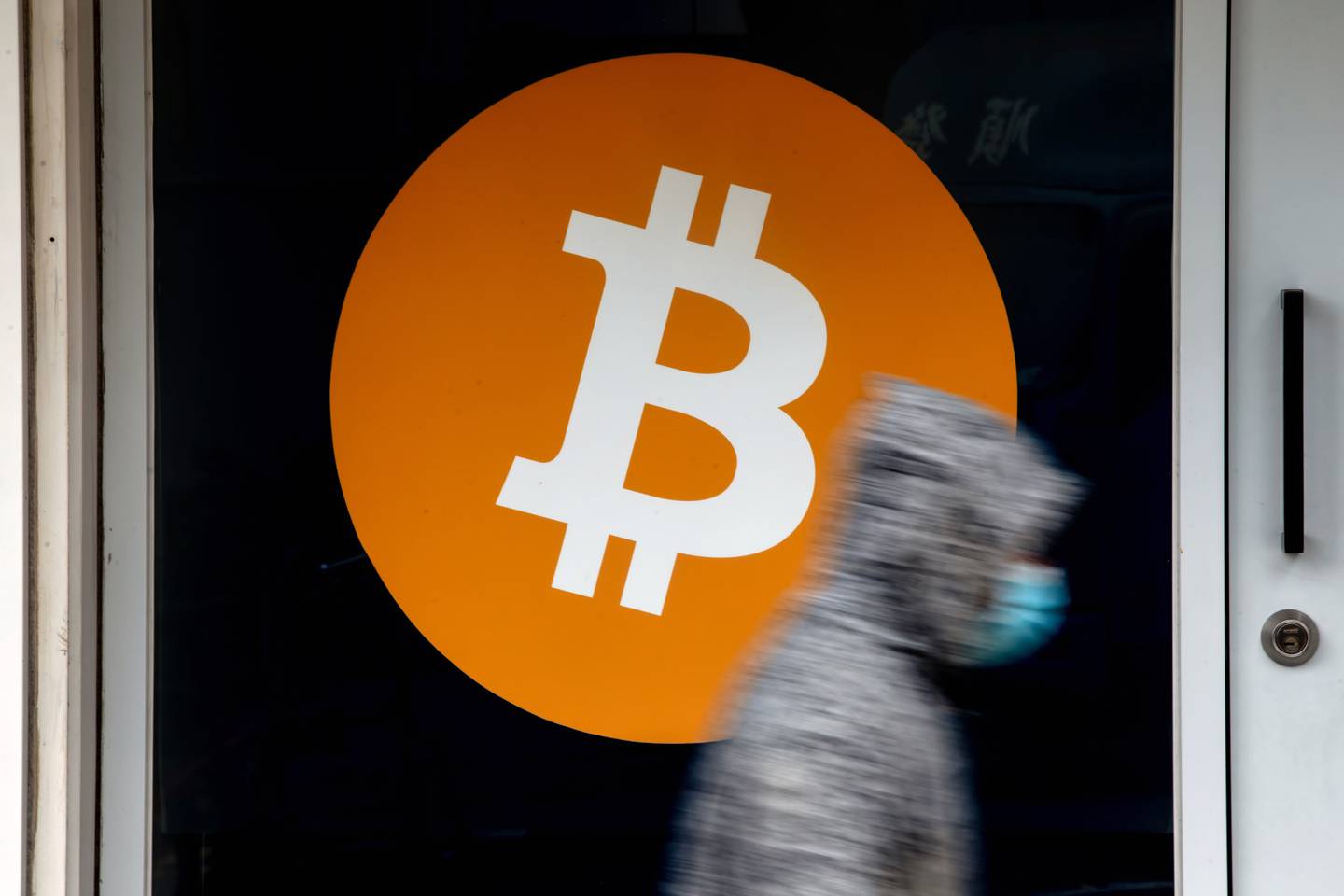 Bitcoin cae por segundo día mientras aversión al riesgo se apodera de mercados.
