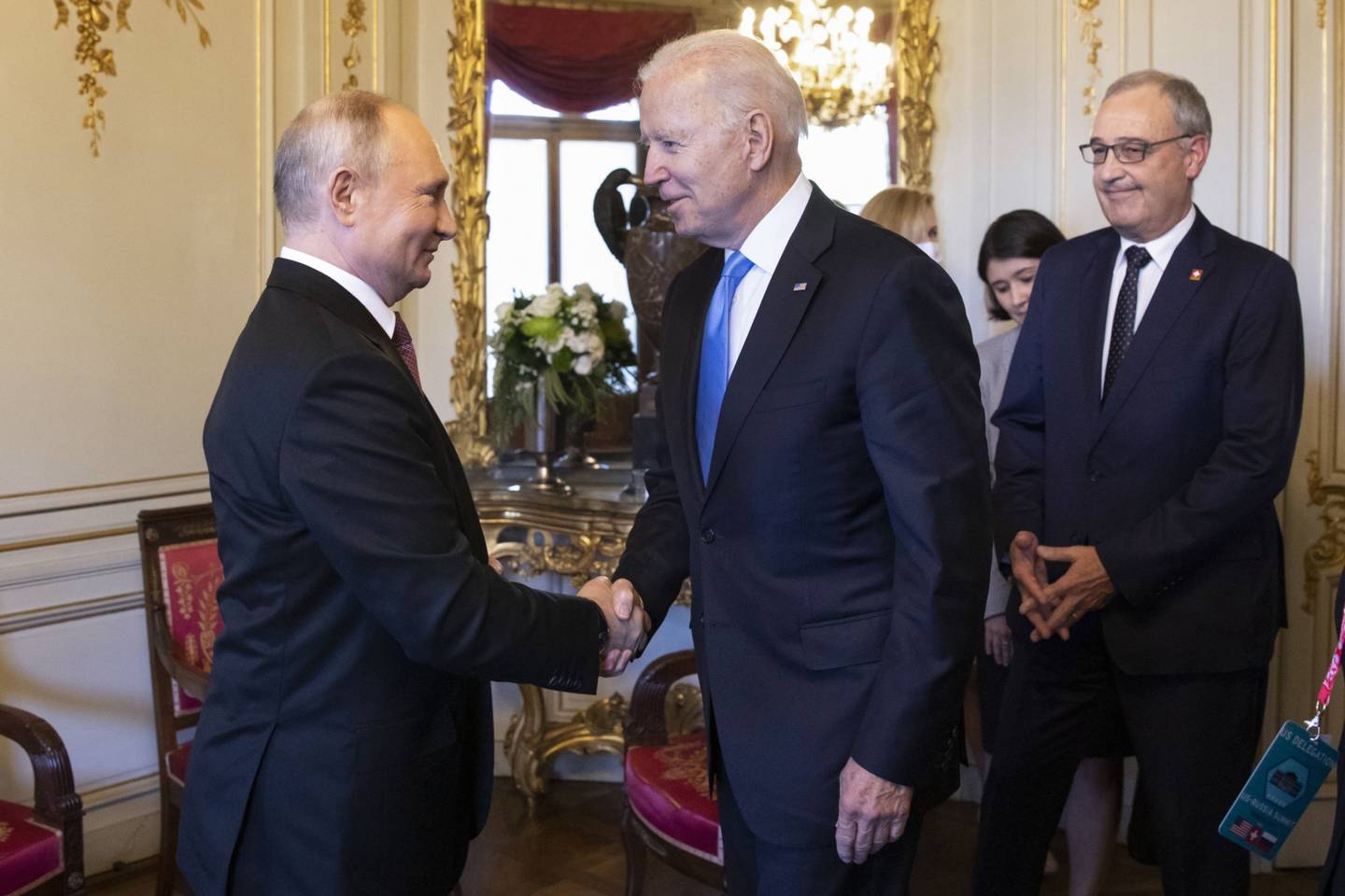 Vladimir Putin, presidente de Rusia; y el presidente de Estados Unidos, Joe Biden; se dan la mano mientras Guy Parmelin, presidente de Suiza, observa el inicio de la cumbre entre ambos países en Villa La Grange, en Ginebra, en junio.