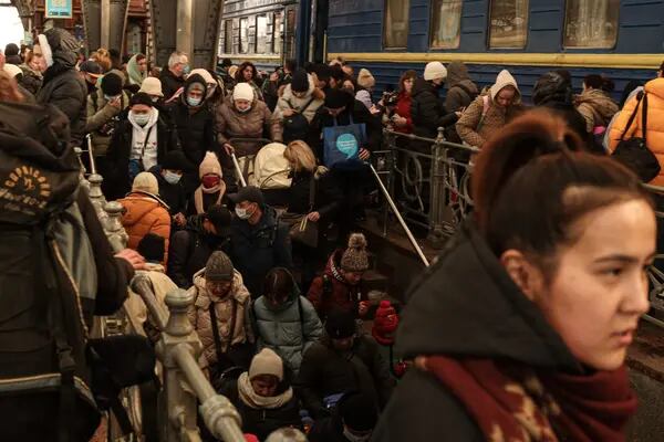 Ucranianos desplazados tras llegar en tren a la estación de tren de Lviv-Holovnyi en Lviv, Ucrania, el jueves 3 de marzo de 2022. Más de un millón de refugiados huyen de Ucrania hacia los países vecinos, según Naciones Unidas. Fotógrafo: Jonathan Alpeyrie/Bloomberg