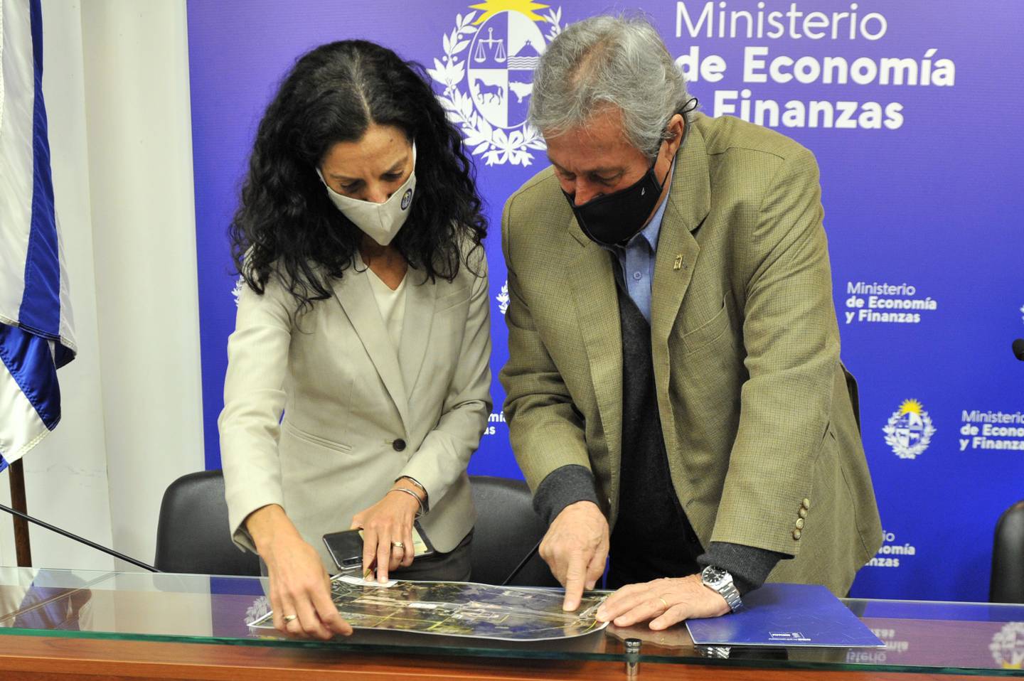 La ministra de Economía Azucena Arbeleche y el intendente Enrique Antía en octubre de 2021, cuando dieron puntapié a la propuesta.