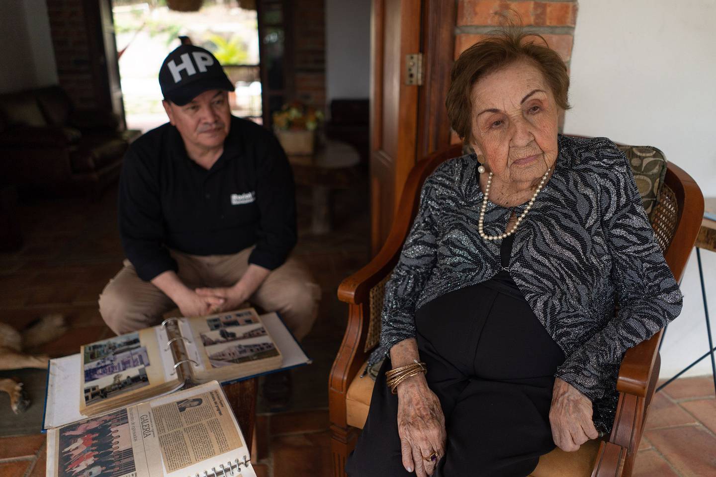 La madre de Hernández, Cecilia Suárez, muestra fotografías y documentos familiares en Piedecuesta, Colombia, el miércoles 1 de junio de 2022.dfd