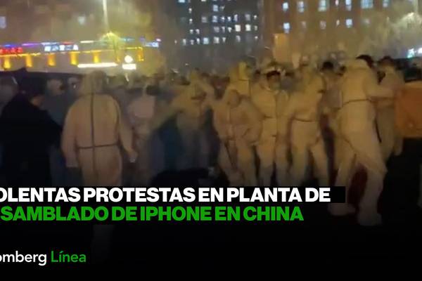 Violentas protestas en planta de ensamblado de iPhone en China por confinamientosdfd