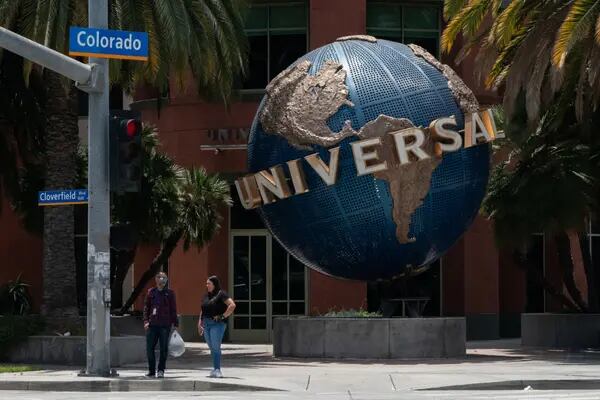 Escultura do Logo da Universal, que consiste em um globo terrestre com a palavra "Universal" sobreposta ao que seria a linha do Equador