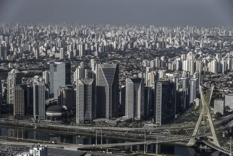 Vista aérea da região da Berrini na zona sul de São Paulo, com a Ponte Estaiada à esquerda (Foto: Paulo Fridman/Bloomberg)dfd