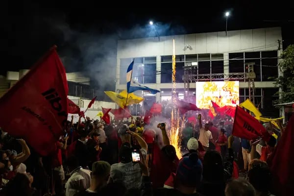 Simpatizantes de Xiomara Castro, celebran su triunfo durante la noche electoral en Tegucigalpa, el 28 de noviembre.