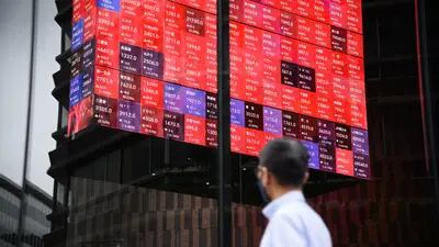 Las cifras de las acciones en una pantalla de cubo giratorio en un atrio del edificio Kabuto One, junto a la Bolsa de Tokio, en Tokio, Japón, el martes 7 de junio de 2022. Fotógrafo: Akio Kon/Bloomberg